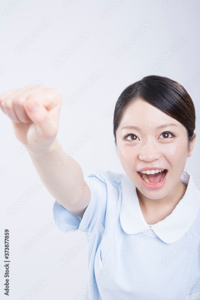 ガッツポーズをする看護師