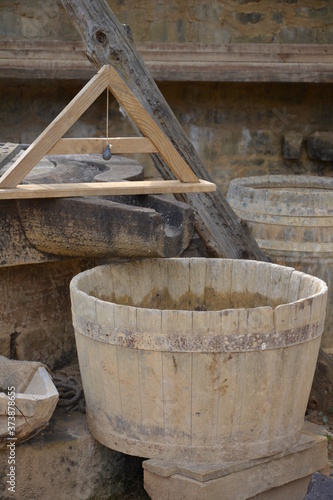 Guédelon, France, 24 août 2014: Outil médiéval permettant de connaitre la verticalité d'un objet posé près d'un seau en bois © Sabrina MARIE