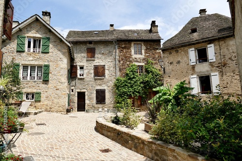 Fototapeta Naklejka Na Ścianę i Meble -  Rue pavée de la ville de Chaudes-Aigues