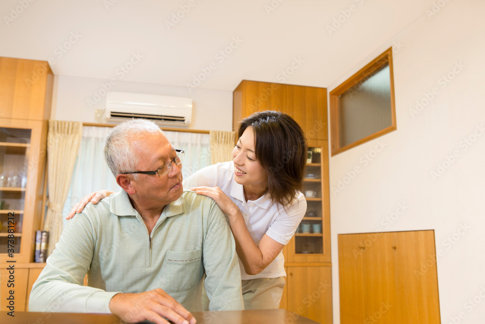 Obraz premium お爺さんを励ます介護福祉士