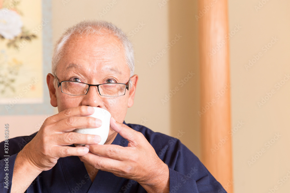 お茶を飲むシニア男性 お茶を飲むシニア男性