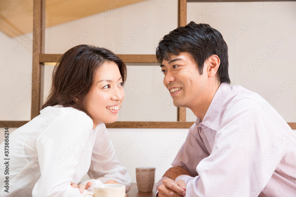 Fototapeta premium 会話するミドル夫婦