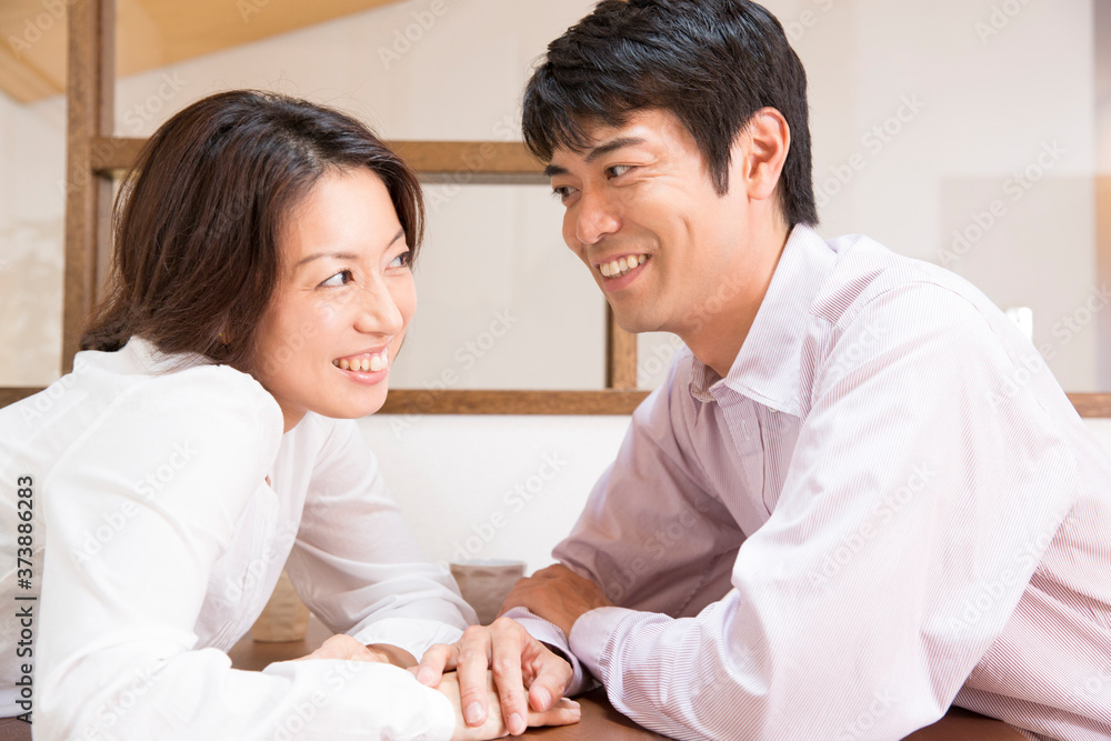 Obraz premium 会話するミドル夫婦