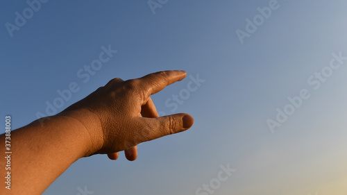 Hand einer Frau im mittleren Alter zeigt in den himmel, Hinweis mit Zeigefinger