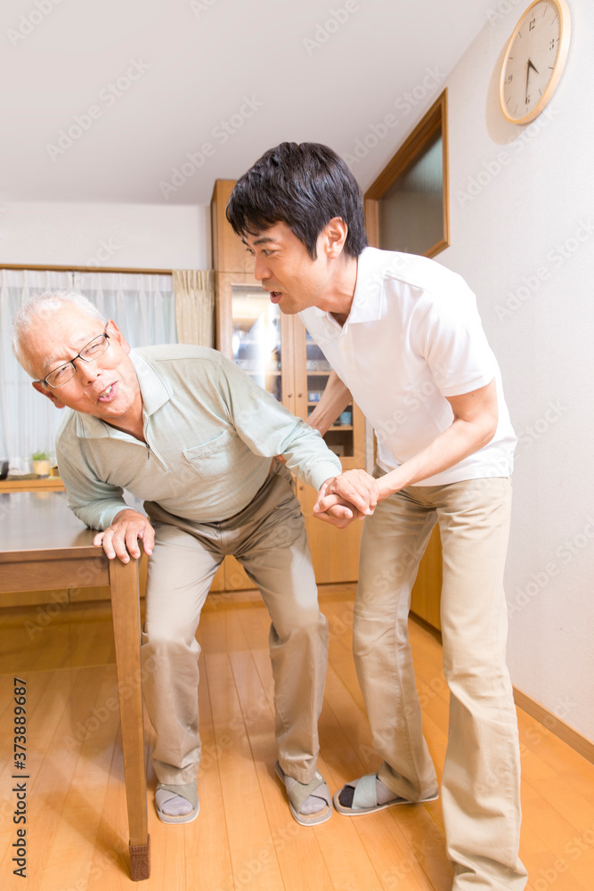 シニア男性の歩行介助をする介護福祉士 シニア男性の歩行介助をする介護福祉士