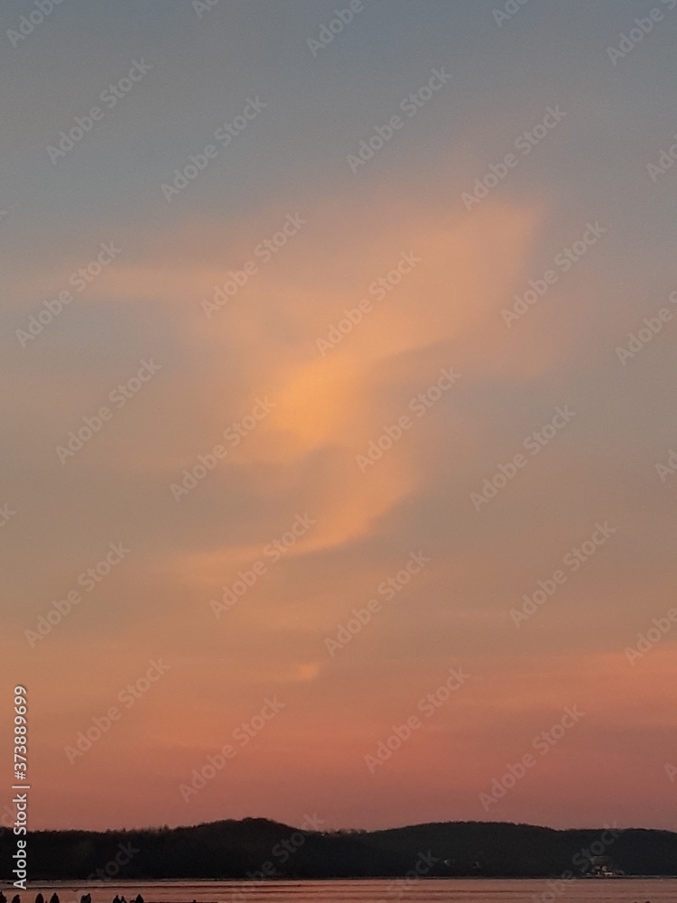 Abendstimmung mit goldener Wolkenskulptur