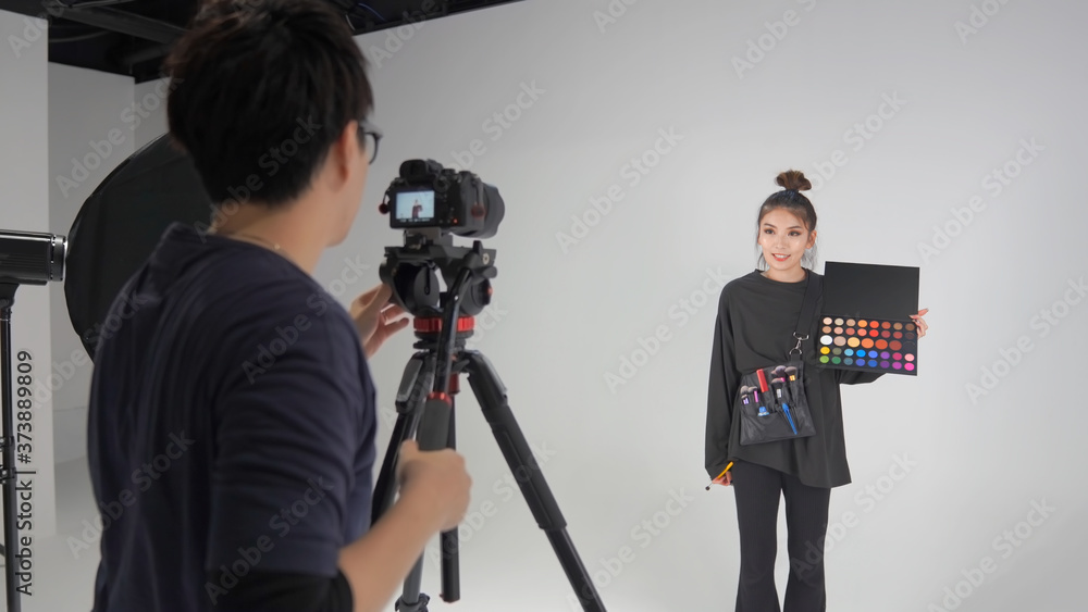 Obraz premium ヘアメイクアーティストと映像カメラマン