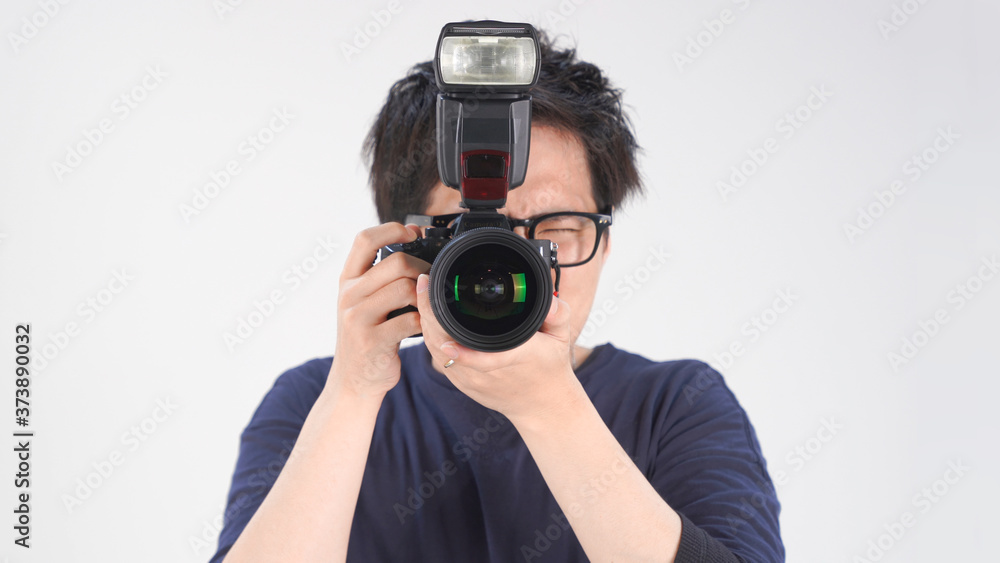 ファインダーを覗くフォトグラファー ファインダーを覗くフォトグラファー
