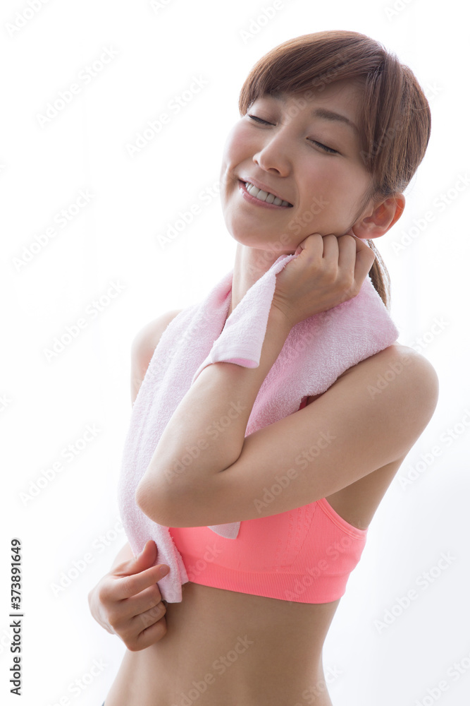 タオルで汗を拭く女性