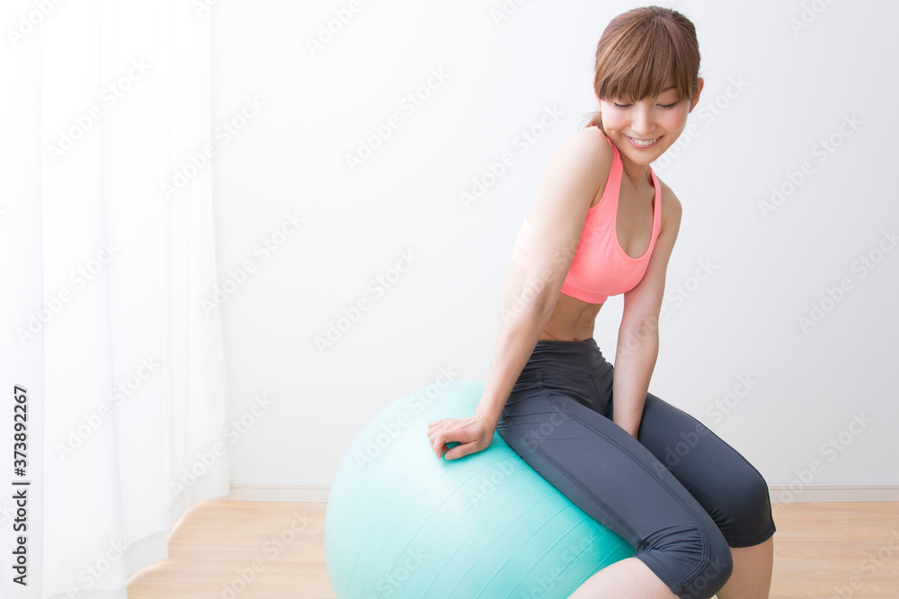 バランスボールをする女性 バランスボールをする女性