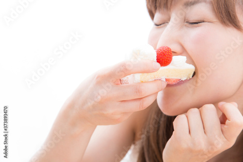 ショートケーキを食べる女性