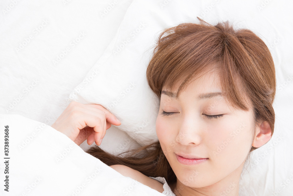 ベッドで眠る女性 ベッドで眠る女性