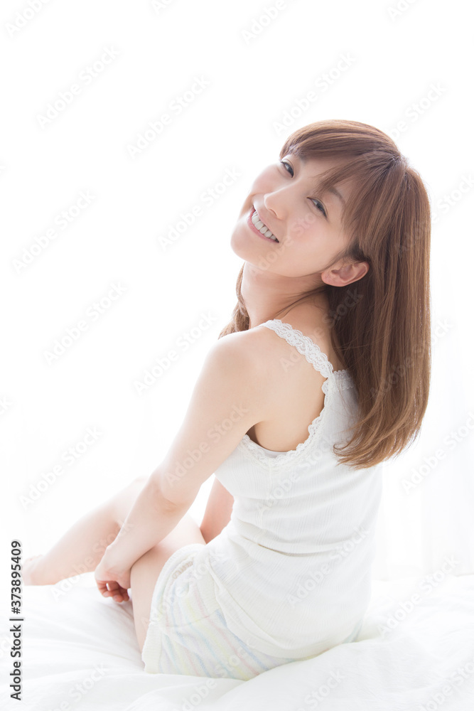 振り向く女性 振り向く女性