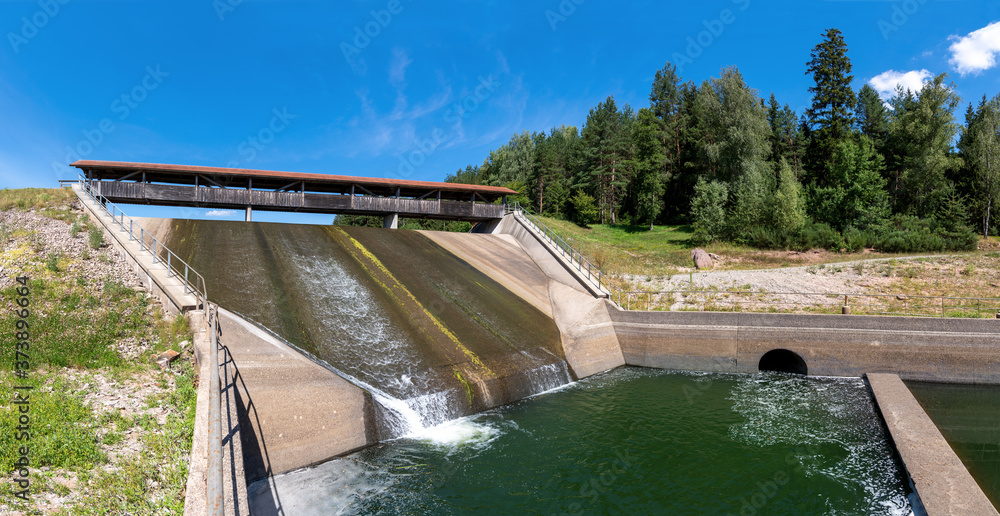 Überlauf mit Fußgängerbrücke am Mitteldamm der Nagoldtalsperre bei Seewald Erzgrube im Schwarzwald, Deutschland