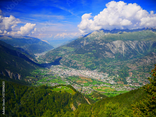 Valokuvatapetti Rosswald, Schweiz: Blick auf die malerisch gelegenen walliser Orte Visp und Brig