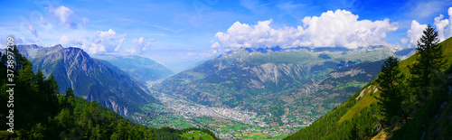 Tableau sur toile Visp, Schweiz: Walliser Alpenpanorama mit Visp im Tal
