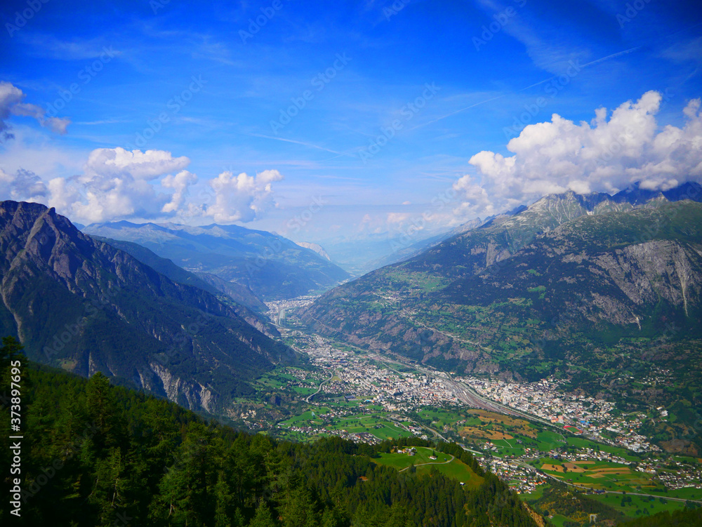 Fototapeta premium Rosswald, Schweiz: Blick auf Brig und Visp