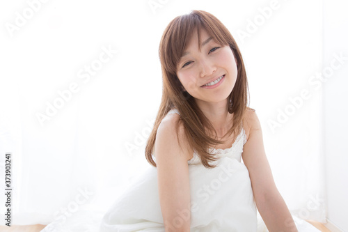 寝起きの女性