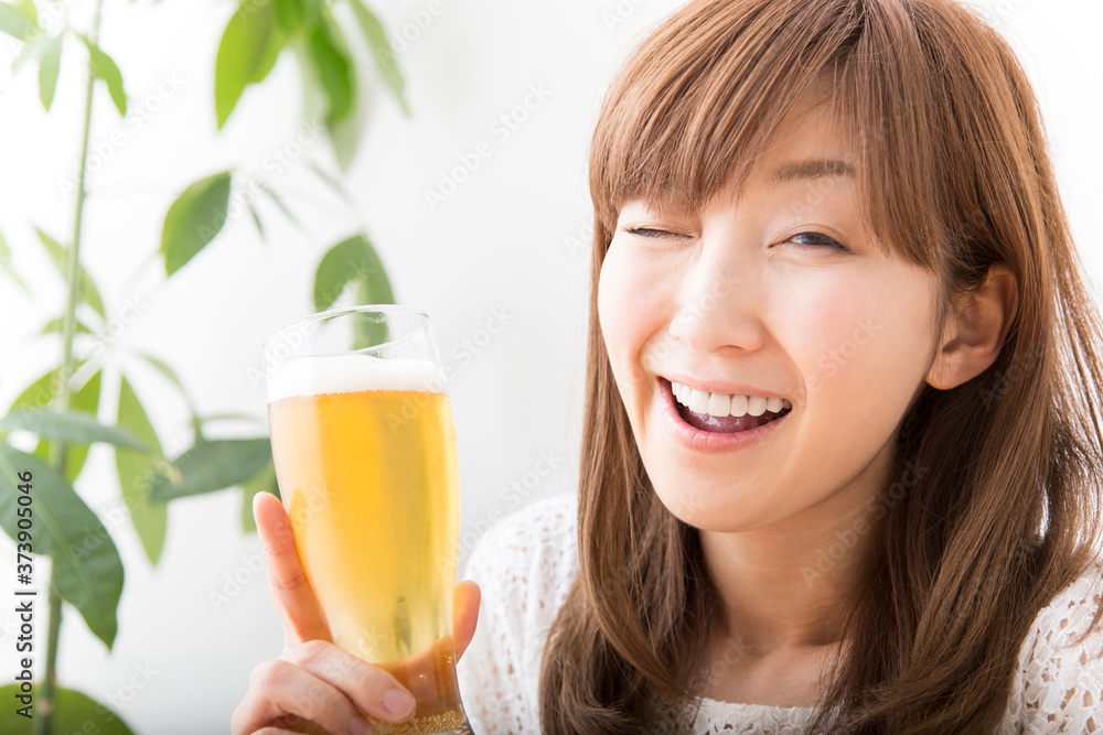 ビールを飲む女性 ビールを飲む女性