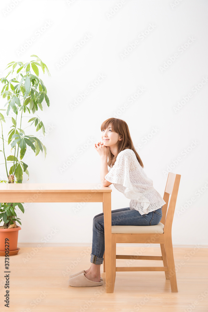 椅子に座る女性 椅子に座る女性