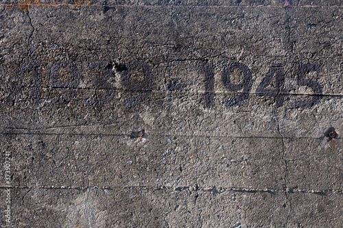 inscription de date de la seconde guerre mondiale sur un mur en béton bunker photo