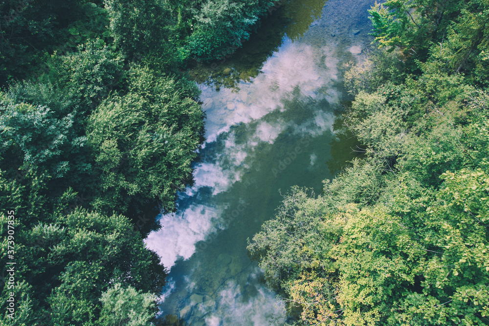 nuages se reflétant dans un fleuve, vue en plongée nuages se reflétant dans un fleuve, vue en plongée