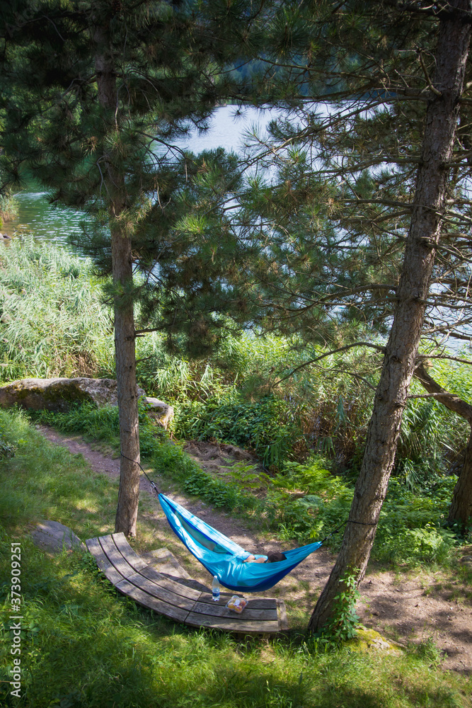Fototapeta premium repos dans un hamac au bord d'un lac