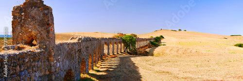 Tarquinia, Italien: Ein Aquädukt auf freim Feld photo