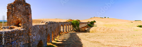 Tarquinia, Italien: Ein Aquädukt auf freim Feld