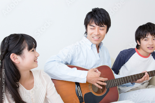 ギターを弾く親子
