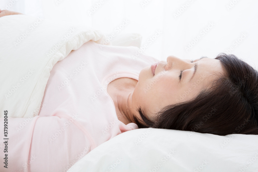 眠るミドル女性 眠るミドル女性