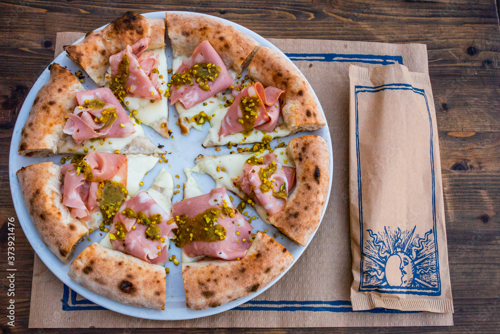 Pizza napoletana gourmet con mortadella, burrata, mozzarella e