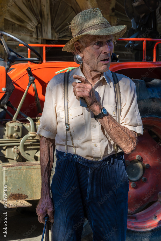 Fotka „Portrait of very old farmer with straw hat explaining life in