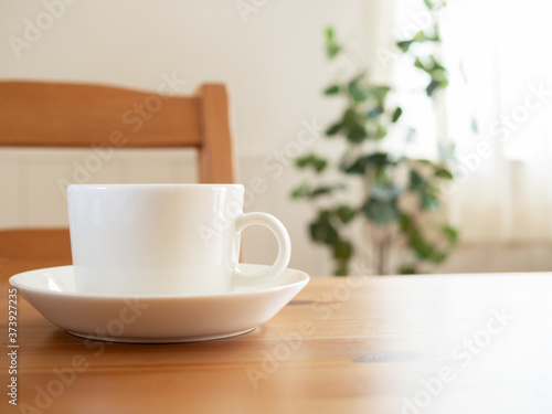 テーブルの上のカップ