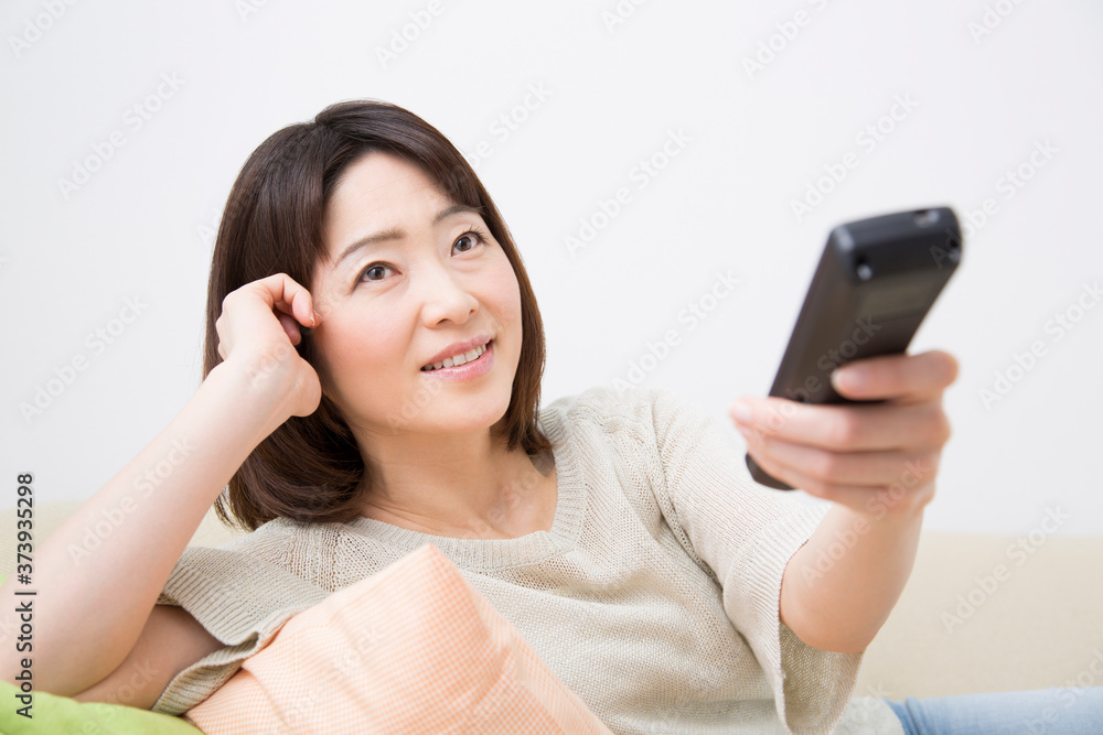 テレビを見る女性 テレビを見る女性