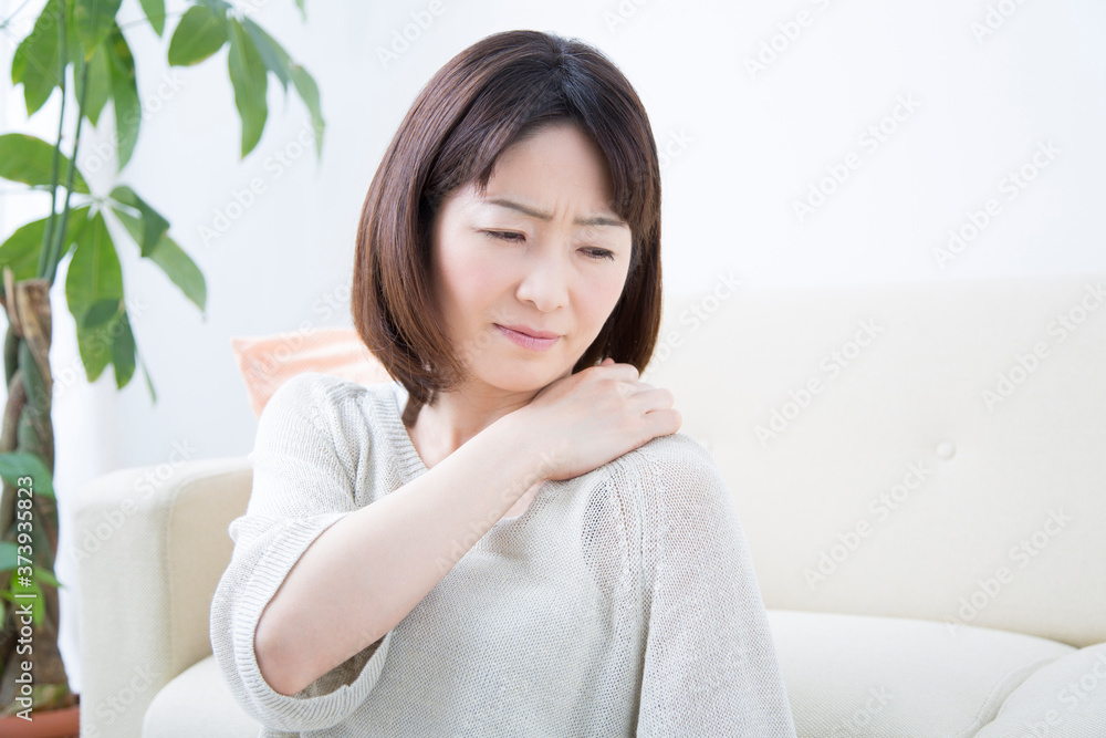 肩凝りに悩むミドル女性