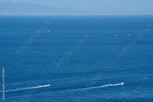 友ヶ島の展望台から見下ろした船と島 © Kohei Eguchi