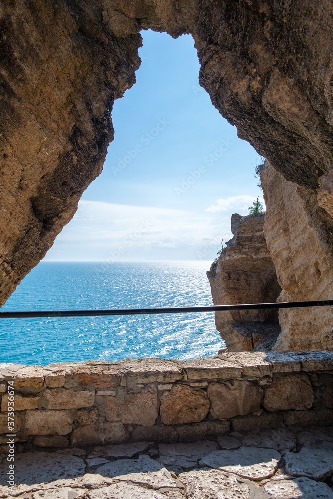 Vertical view of the sea from the cliff arch