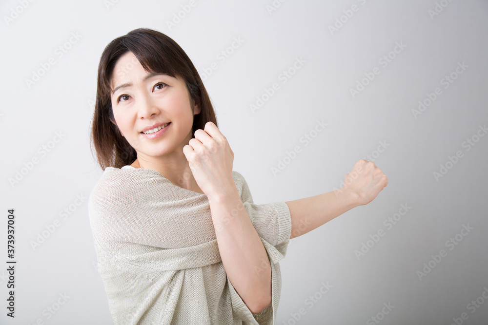 ストレッチをするミドル女性 ストレッチをするミドル女性