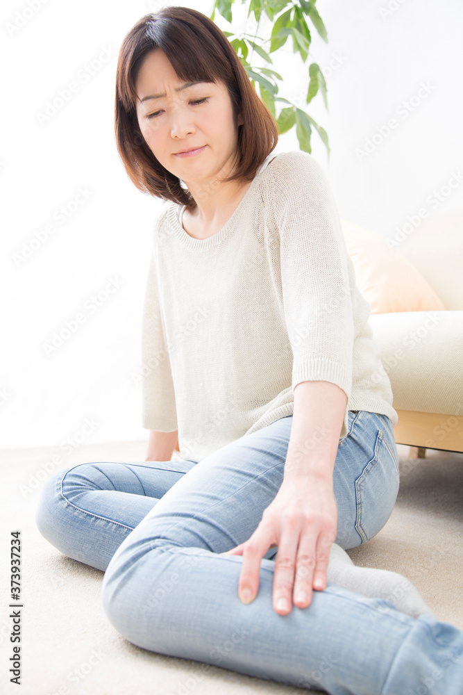 足を痛める女性 足を痛める女性