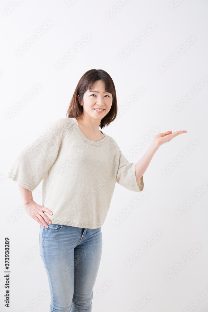 案内するミドル女性 案内するミドル女性
