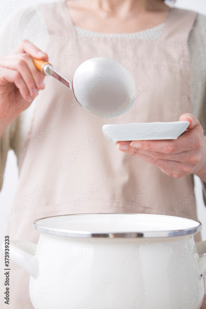 味見をする主婦 味見をする主婦