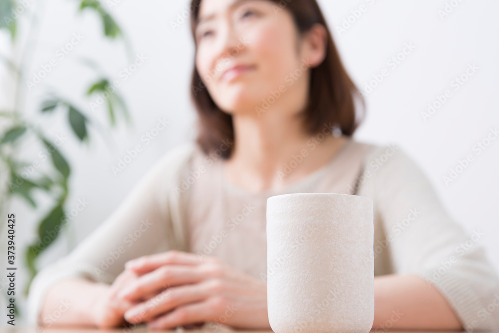 お茶を飲む主婦