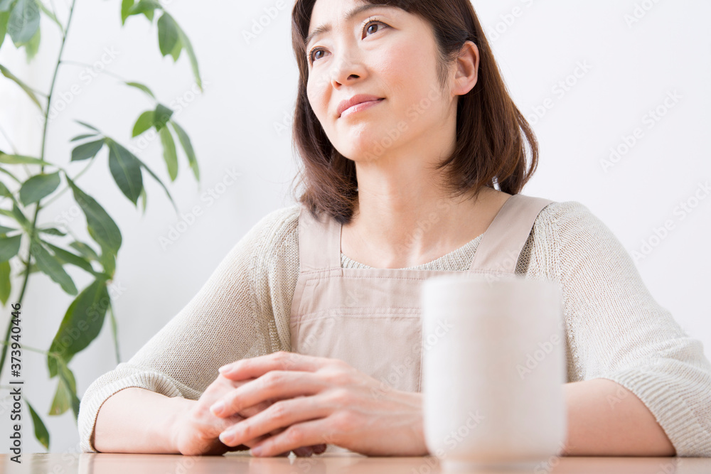 お茶を飲む主婦