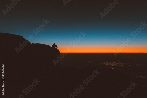 persona disfrutando el atardecer 