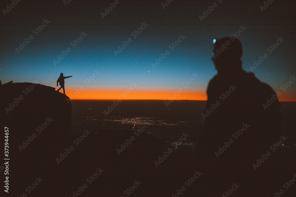 Fototapeta premium Personas disfrutando el atardecer en la cima de la montaña