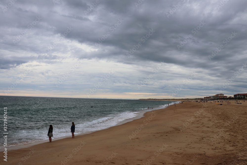 La plage de Hossegor le long de l'océan atlantique sous les nuages, ville de Soorts-Hossegor, département des Landes, France