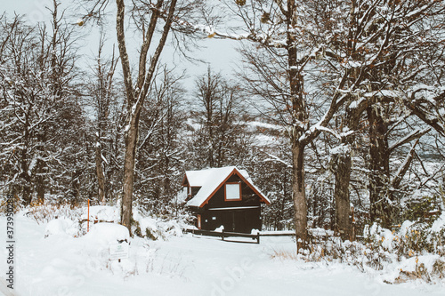 cabaña de la patagonia nevada © Emablom