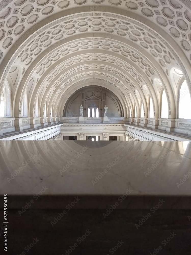 Palacio de Justicia de la Provincia de Córdoba con su clásico arco y el reflejo en la barra de marmol.