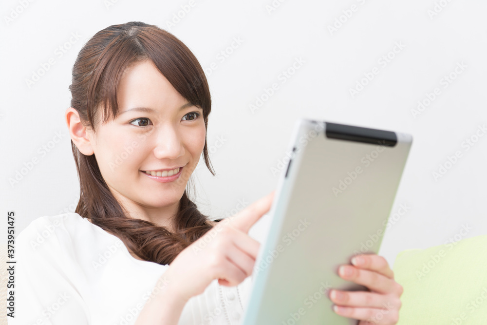 タブレットPCを見る女性 タブレットPCを見る女性
